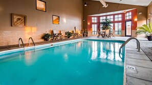 Una piscina cubierta, tumbonas