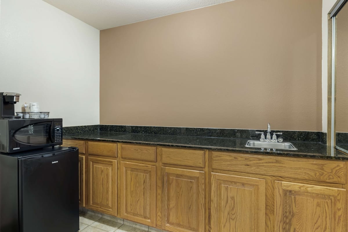 executive suite, 1 king bed, non smoking, refrigerator & microwave | in-room safe, desk, iron/ironing board, cots/infant beds