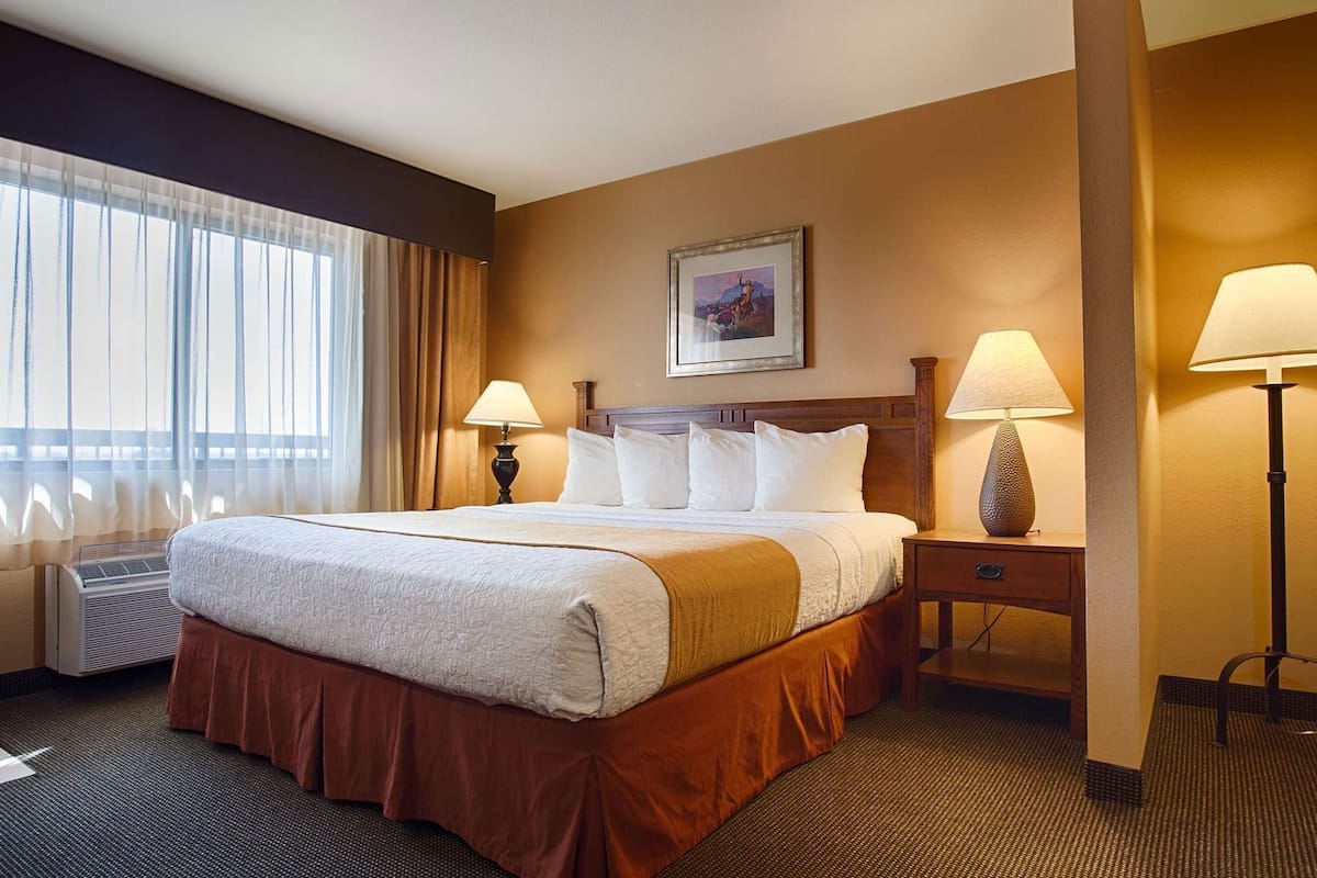 In-room safe, desk, iron/ironing board, cribs/infant beds