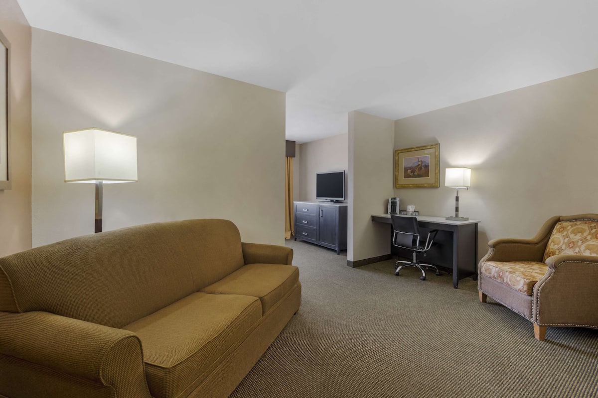 In-room safe, desk, iron/ironing board, cots/infant beds