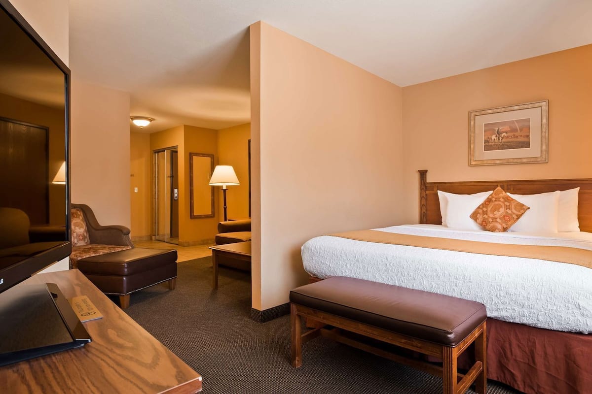 In-room safe, desk, iron/ironing board, cribs/infant beds