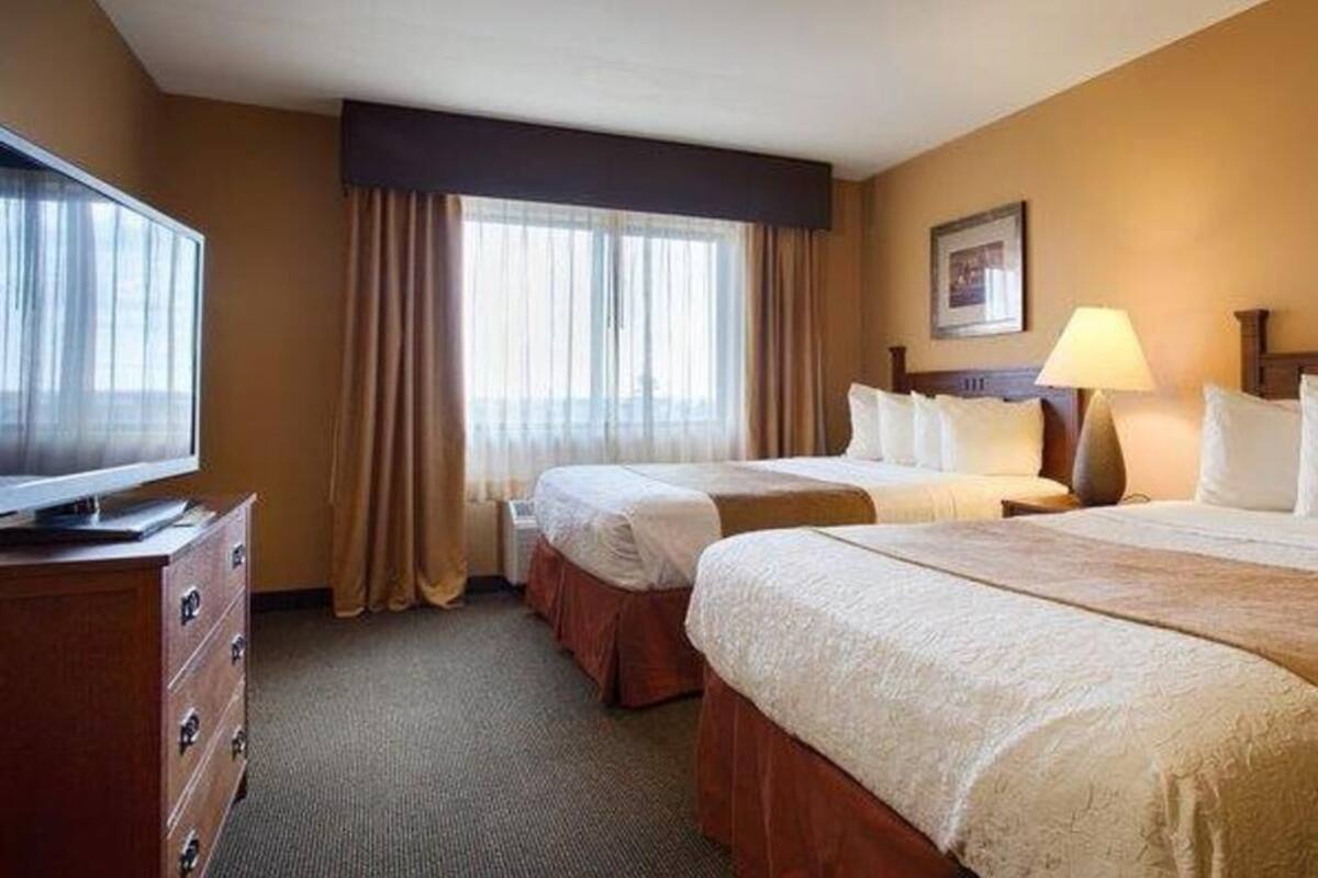 In-room safe, desk, iron/ironing board, cribs/infant beds