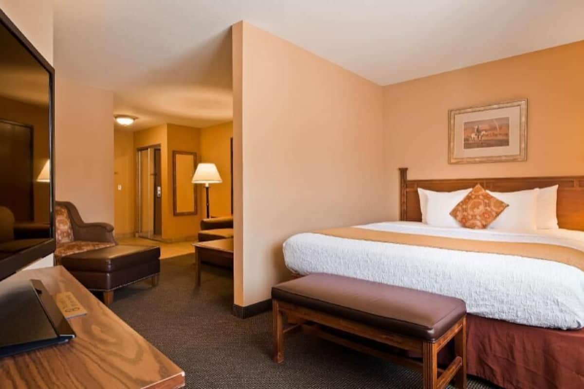 In-room safe, desk, iron/ironing board, cribs/infant beds