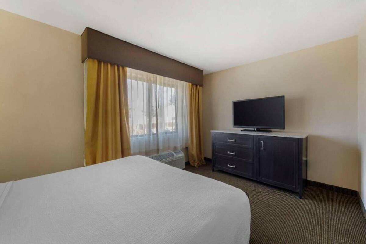 In-room safe, desk, iron/ironing board, cots/infant beds