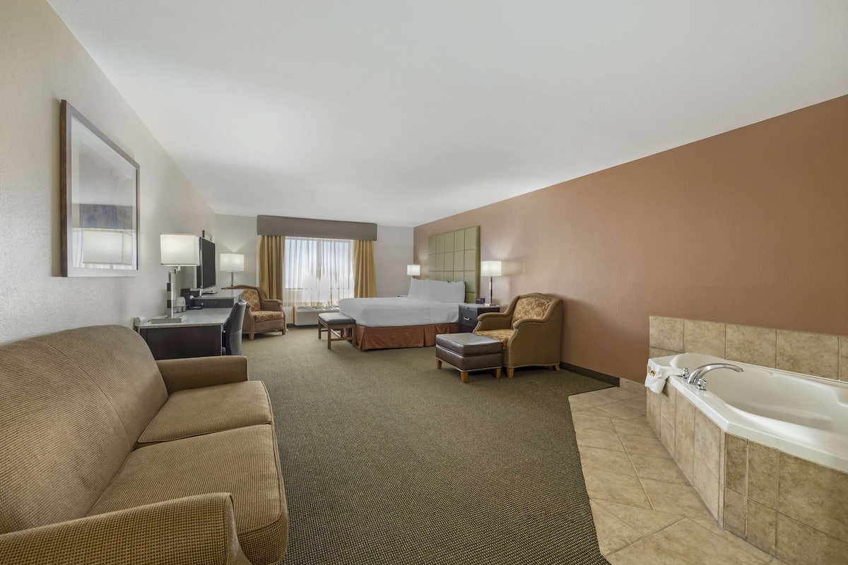 In-room safe, desk, iron/ironing board, cots/infant beds