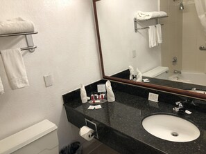 Studio suite, 2 queensize bedden, toegankelijk voor mindervaliden, niet-roken | Badkamer met wastafel