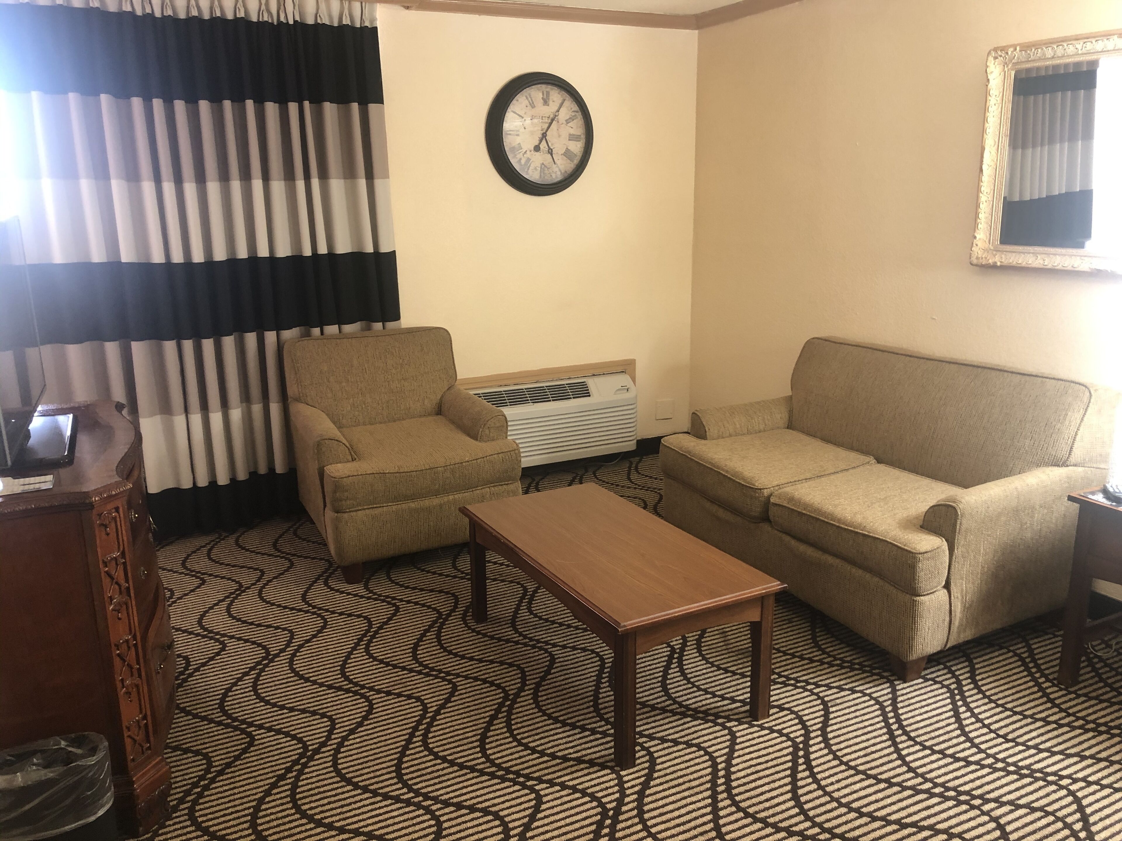 studio suite, 1 king bed, non smoking | bathroom | combined shower/bathtub, free toiletries, hair dryer, towels