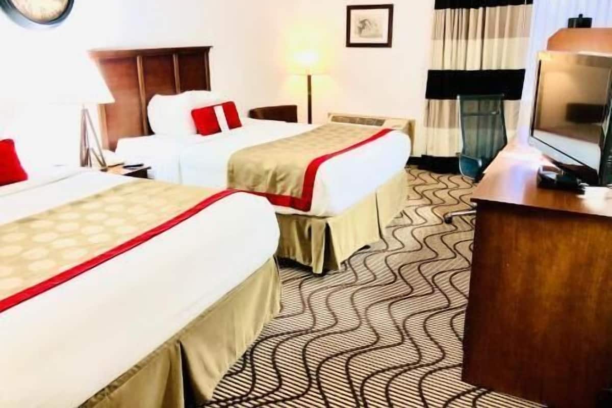 Ropa de cama de alta calidad y caja de seguridad en la habitación