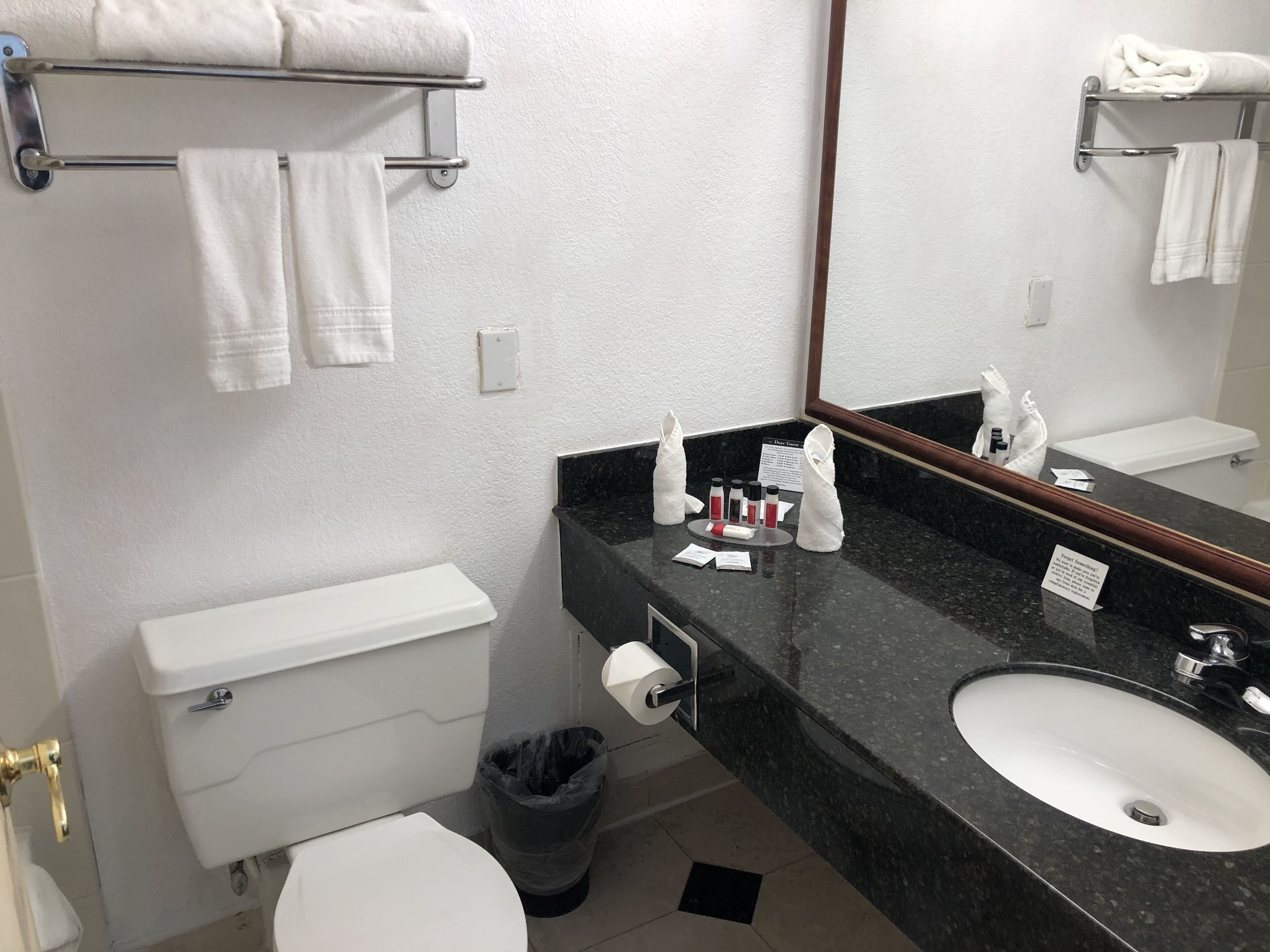 room, 1 king bed, non smoking | bathroom | combined shower/bathtub, free toiletries, hair dryer, towels