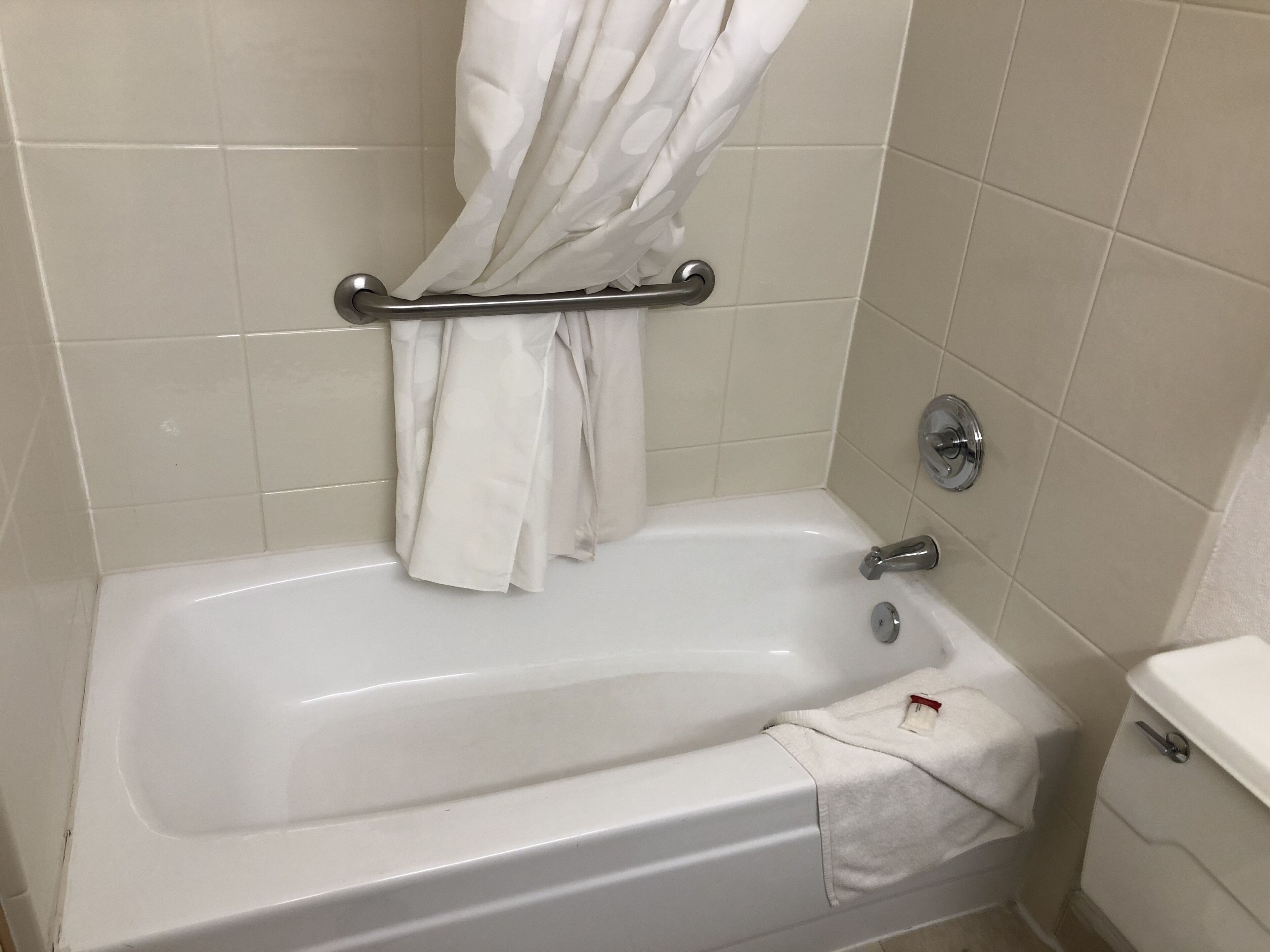 room, 2 queen beds, non smoking | bathroom | combined shower/bathtub, free toiletries, hair dryer, towels
