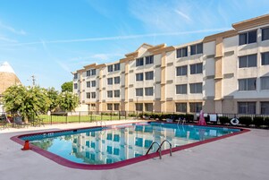 Una piscina al aire libre de temporada, sillones reclinables de piscina