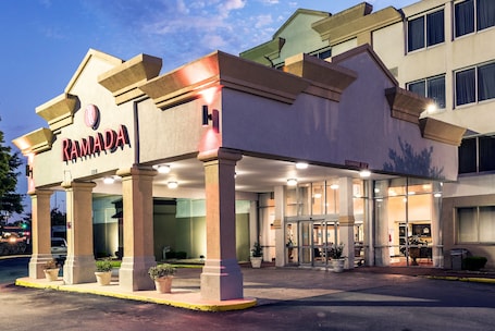 Entrada de la propiedad. Ramada by Wyndham Birmingham Airport