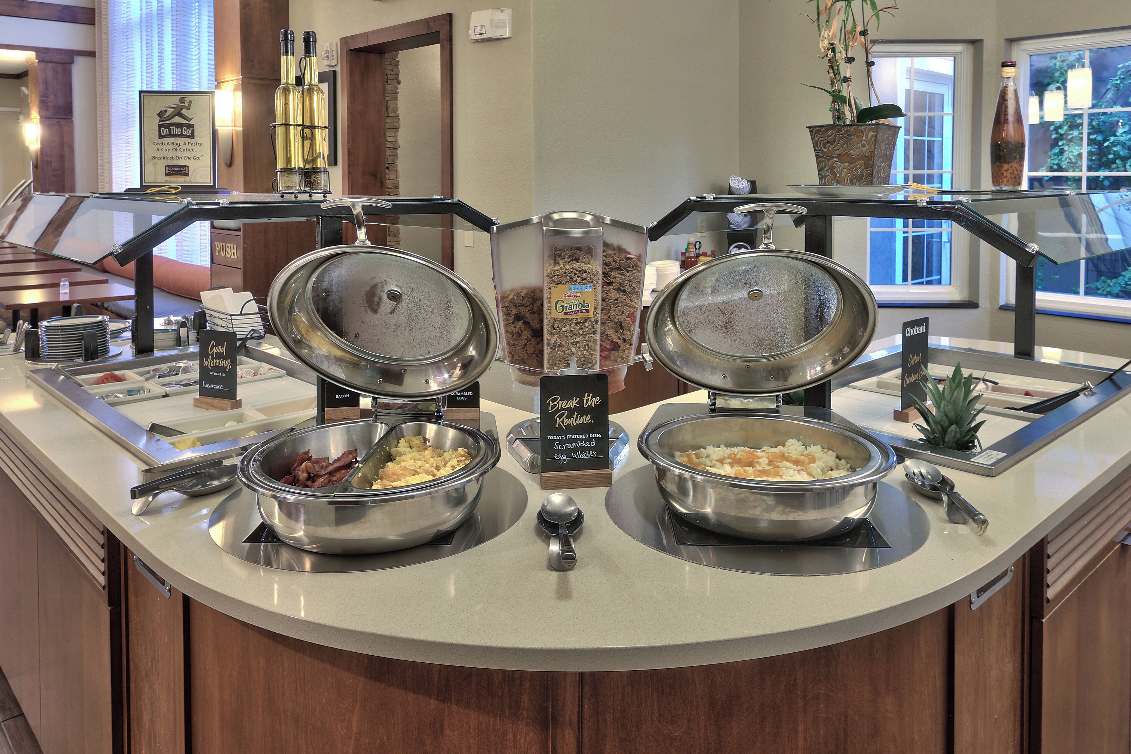 Montaje de buffet con diversas opciones de comida y una estación de café.