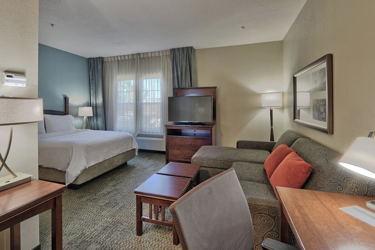 Studio Suite, 1 Queen Bed, Kitchen | Hypo-allergenic bedding available, desk, laptop workspace