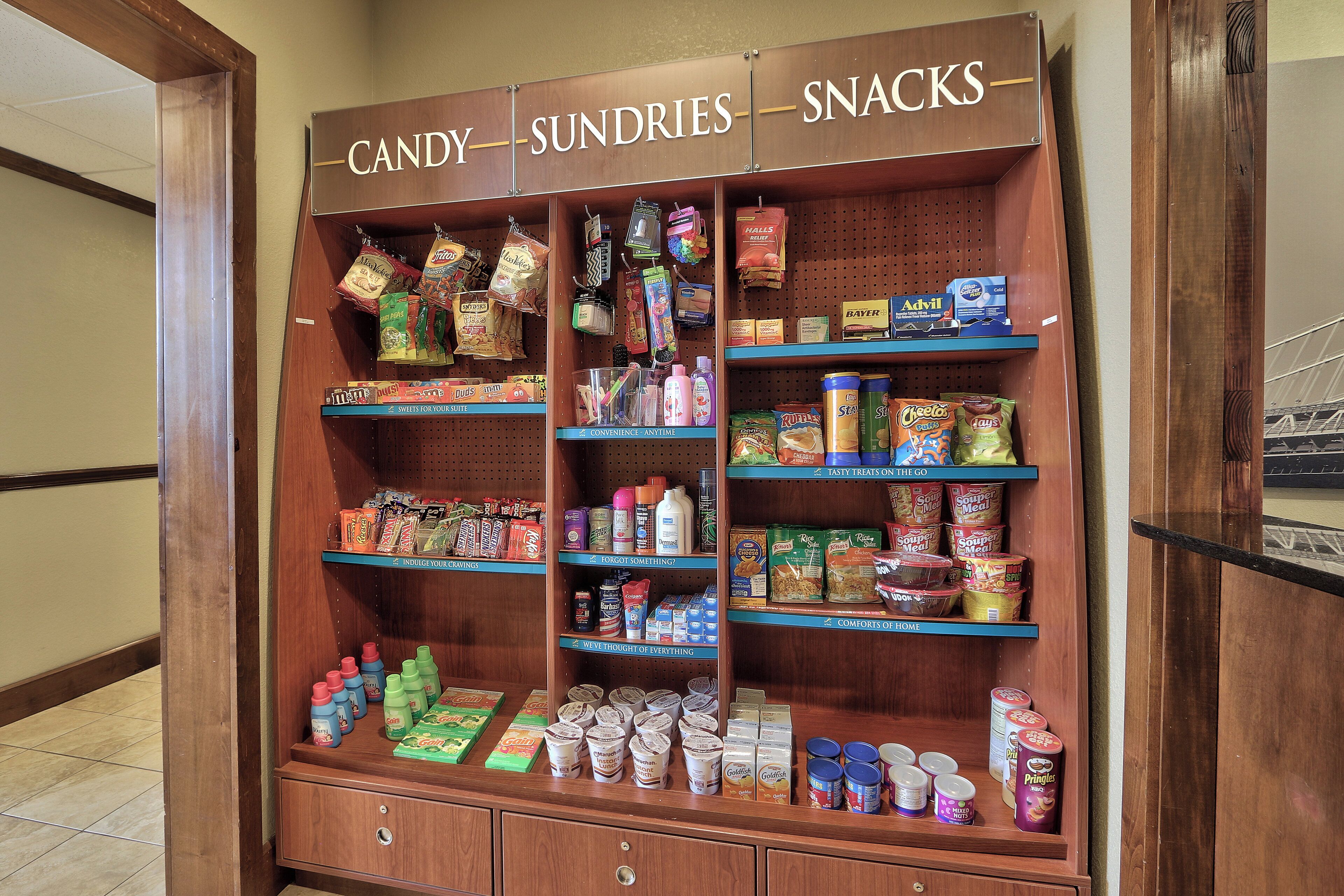 Een presentatie van snoep, kleine artikelen en snacks in een hotel.
