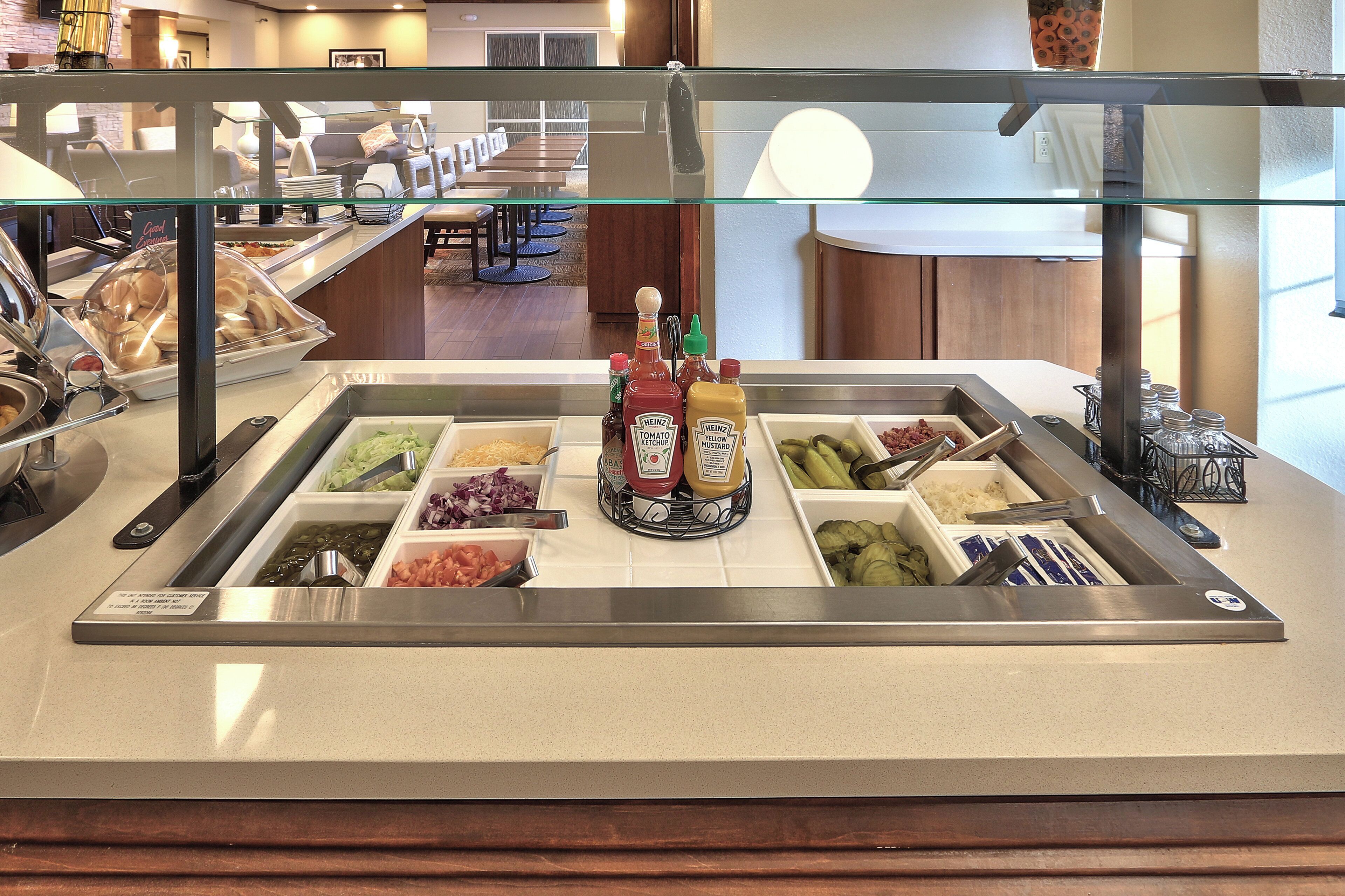Un espace buffet proposant une variété de plats et d'accompagnements.