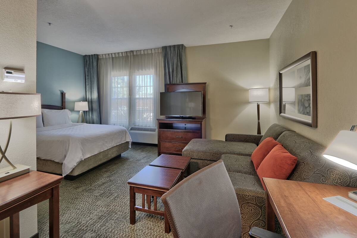 Studio Suite, 1 Queen Bed, Kitchen | Hypo-allergenic bedding available, desk, laptop workspace