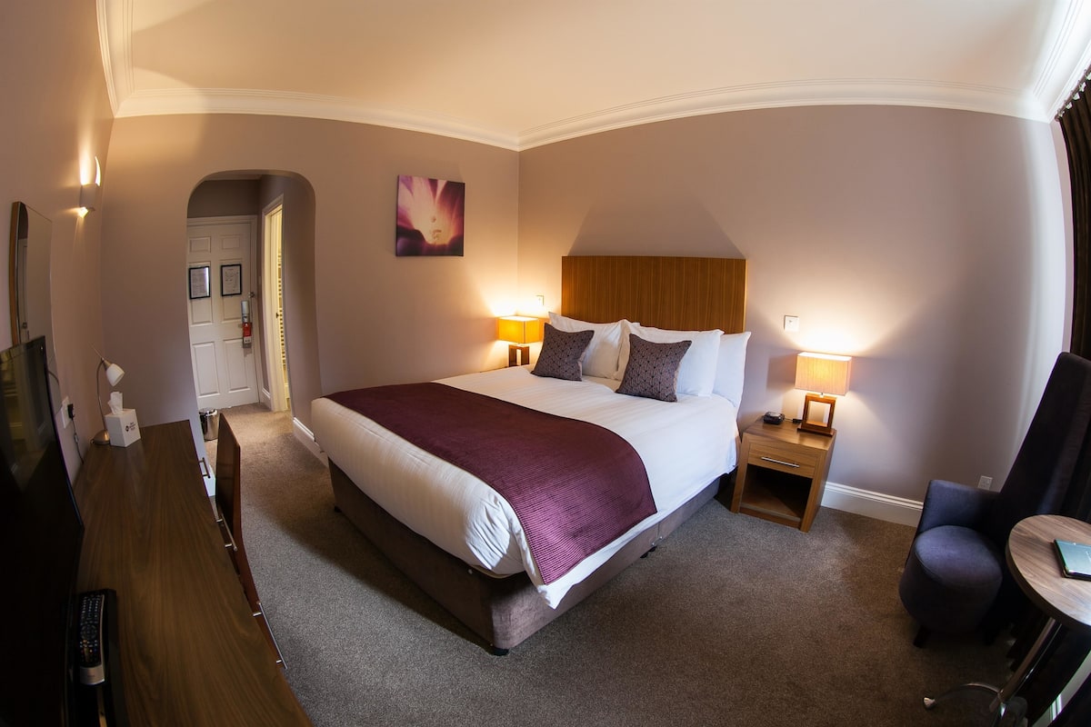 Premium bedding, in-room safe, desk, blackout curtains