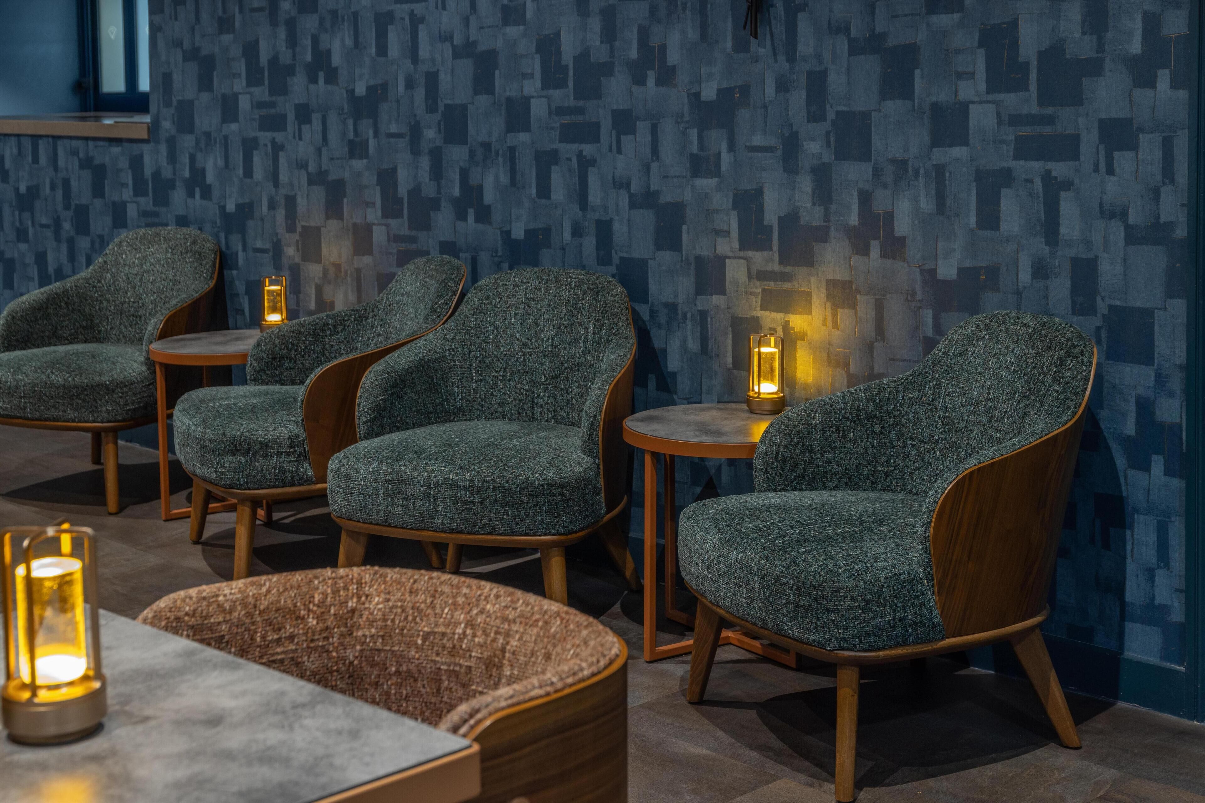 供应早餐、午餐和晚餐，时尚欧洲菜，花园景观