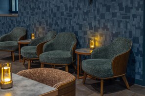 Se sirven desayunos y cocina europea moderna, con vista al jardín