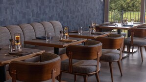 朝食、ランチ、ディナーに営業