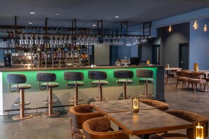 Se sirven desayunos y cocina europea moderna, con vista al jardín