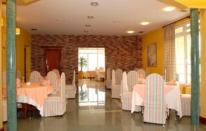 Breakfast and dinner served, local cuisine