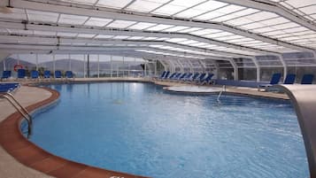 Piscina coperta, piscina all'aperto, lettini