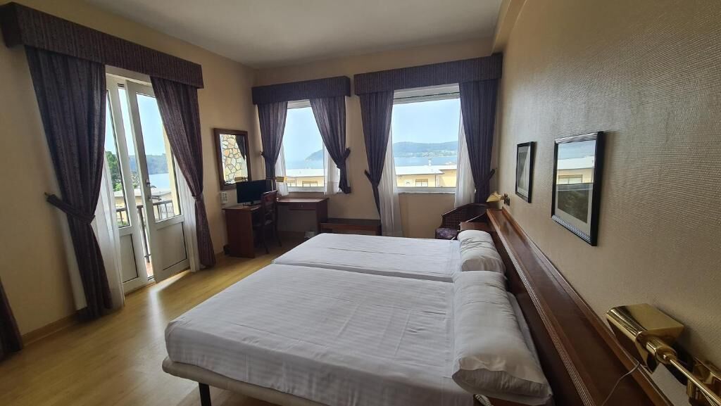 Minibar, in-room safe, desk, iron/ironing board