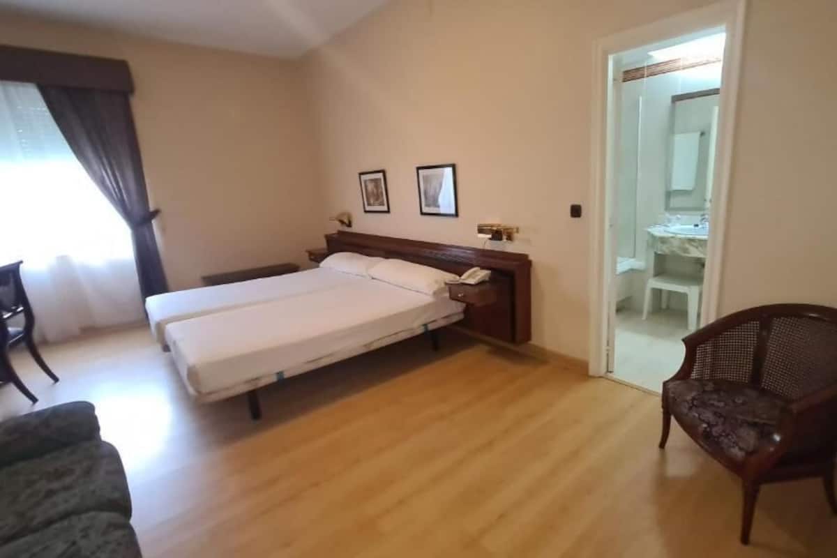 Minibar, in-room safe, desk, iron/ironing board