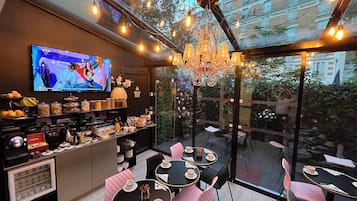 Daily continental breakfast (EUR 14 per person)