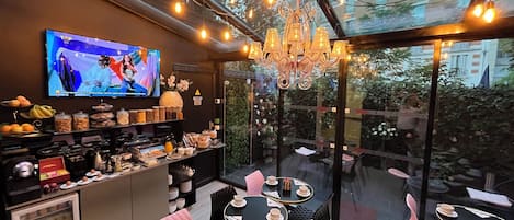 Tägliches kontinentales Frühstück (14 EUR pro Person)