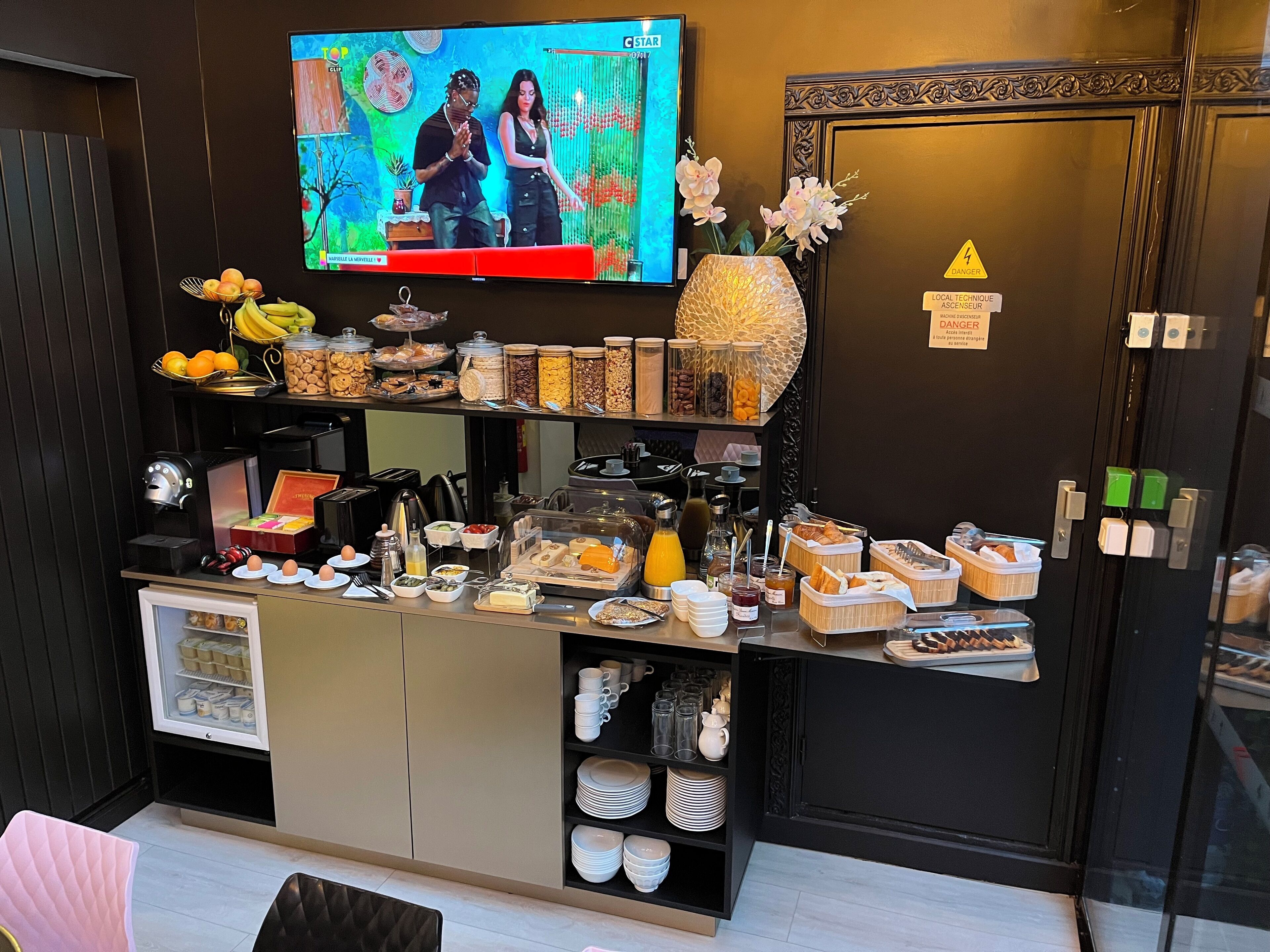 daily continental breakfast (eur 14 per person)