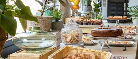 Daily buffet breakfast (EUR 14.90 per person)