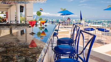 2 bares, bar en la piscina, bar junto a la piscina