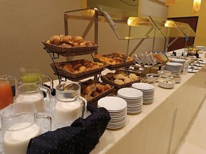Daily buffet breakfast for a fee