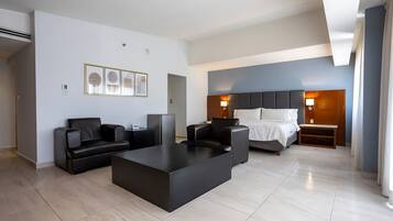 Suite, 1 cama King size | 1 habitación, caja de seguridad en la habitación y escritorio