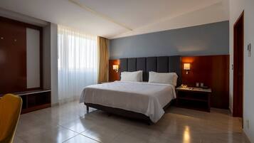 Caja de seguridad en la habitación, escritorio y cortinas blackout