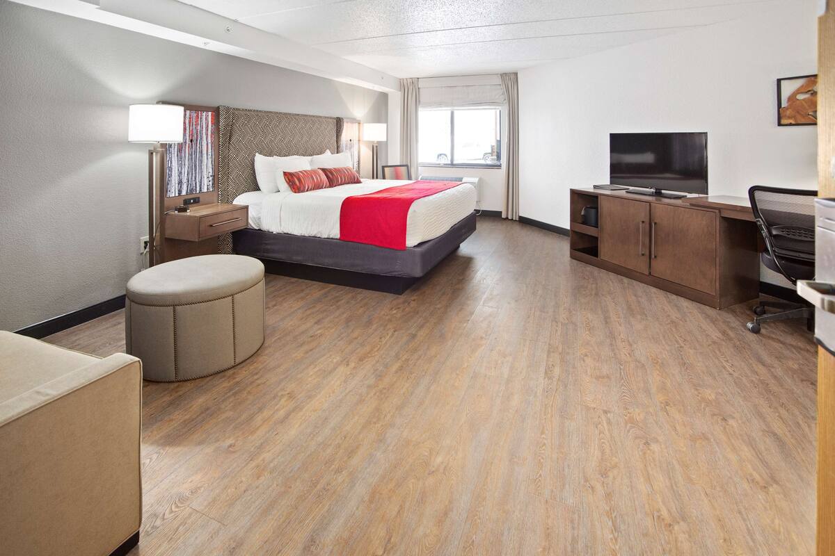 individually decorated, individually furnished, desk, laptop workspace