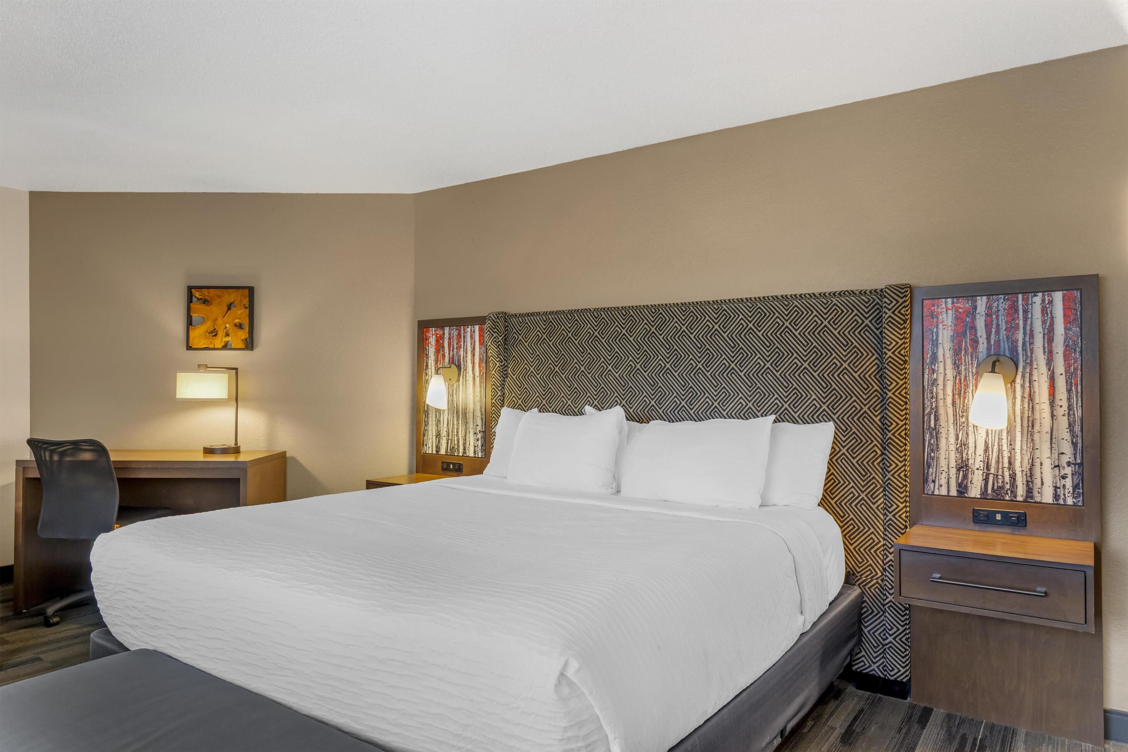 Suite, 1 King Bed, Non Smoking, Jetted Tub | Individually decorated, individually furnished, desk, laptop workspace