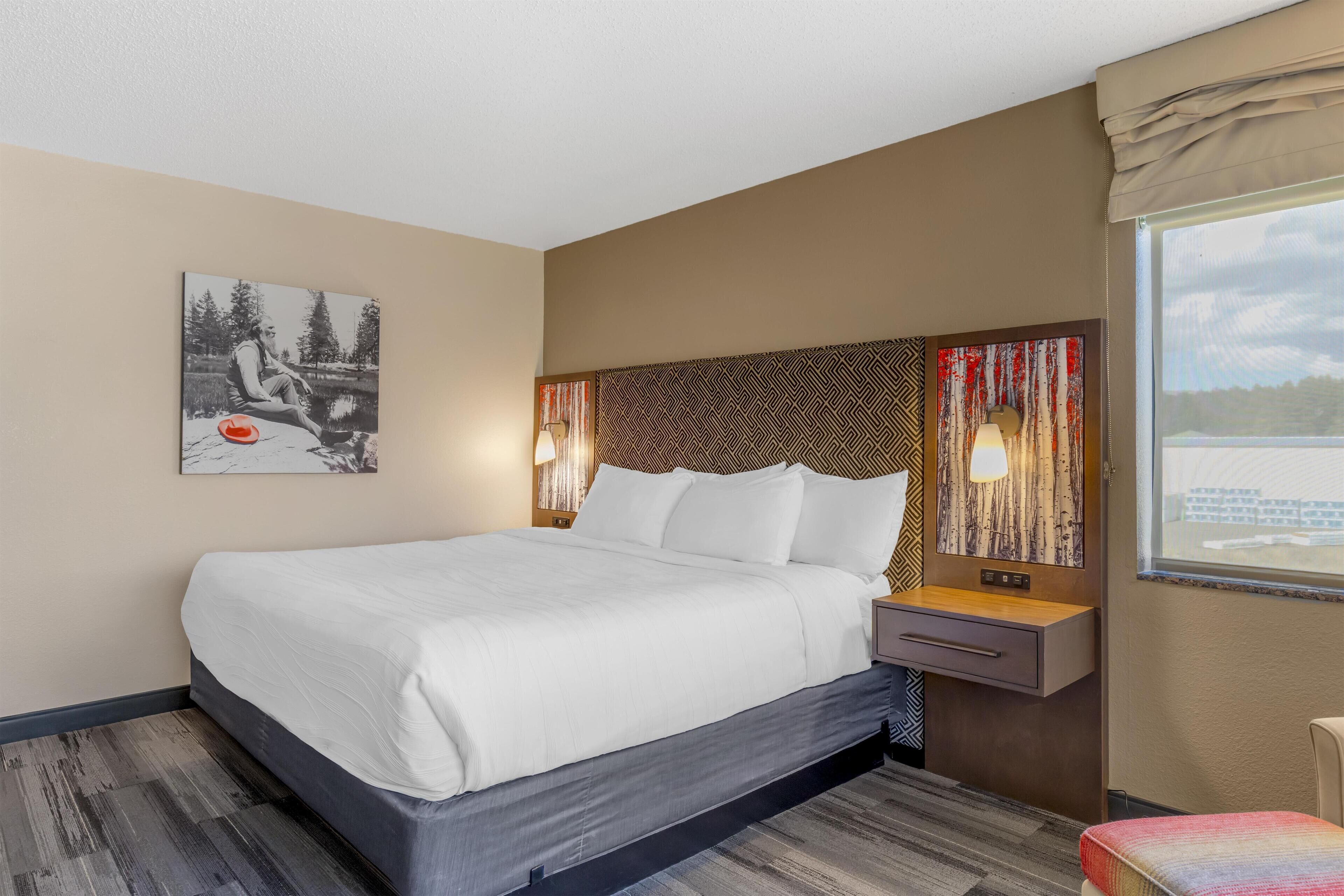 Standard Room, 1 King Bed, Non Smoking, Refrigerator & Microwave | Individually decorated, individually furnished, desk, laptop workspace