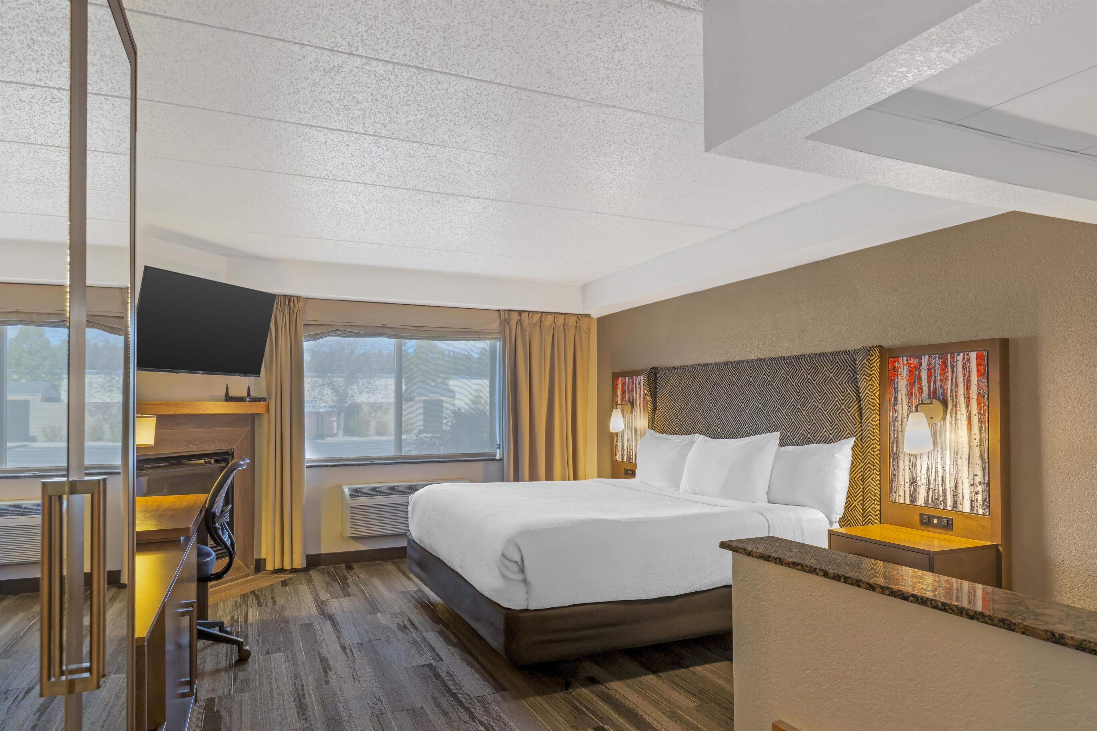 Suite, 1 King Bed, Accessible, Jetted Tub | Desk, laptop workspace, blackout drapes, soundproofing