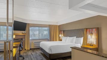 Suite, 1 cama de matrimonio grande, accesible para personas con discapacidad, bañera de hidromasaje | Decoración individual, mobiliario individual, escritorio