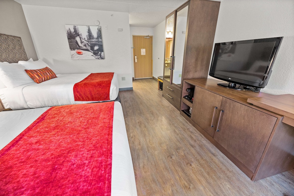Habitación estándar, 2 camas de matrimonio, no fumadores, frigorífico y microondas (Pet Friendly) | Decoración individual, mobiliario individual, escritorio