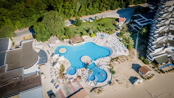 Una piscina al aire libre de temporada, sombrillas