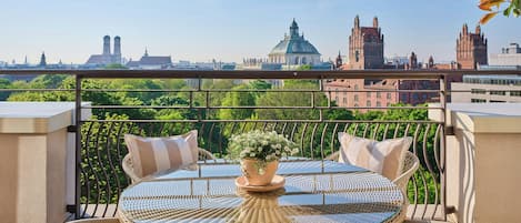 Monforte Royal Suite | Premium bedding, down comforters, pillowtop beds, minibar