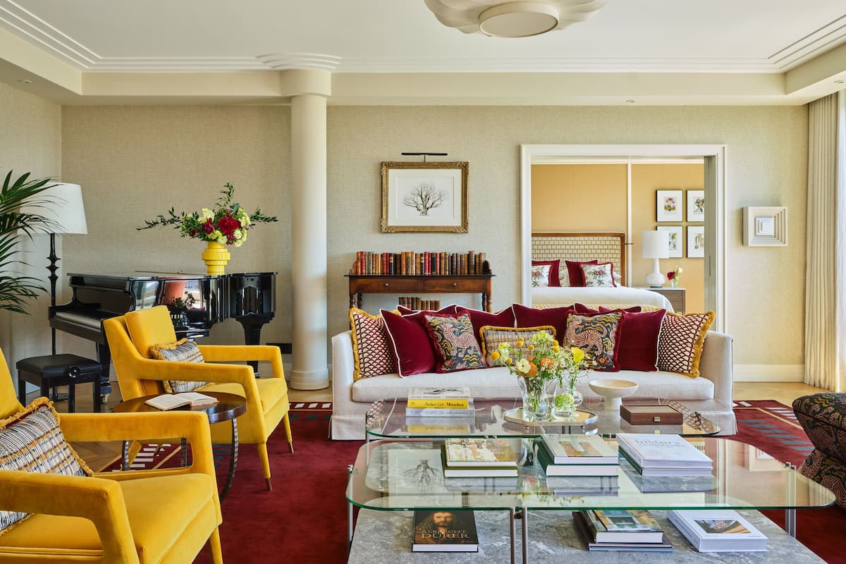 Royal-Suite (Monforte) | Wohnbereich | 55-Zoll-Flachbildfernseher mit Satellitenempfang, Videospielkonsole