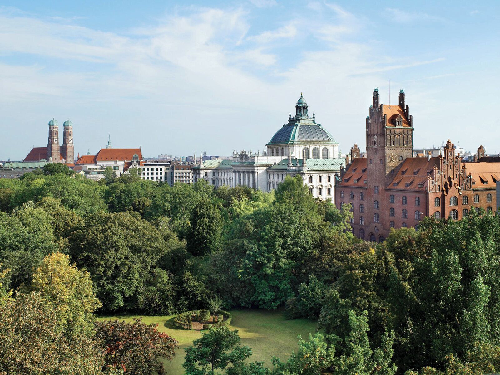 Un paysage urbain d’importance historique, caractérisé par une architecture remarquable, notamment un grand bâtiment à coupole et une haute tour.