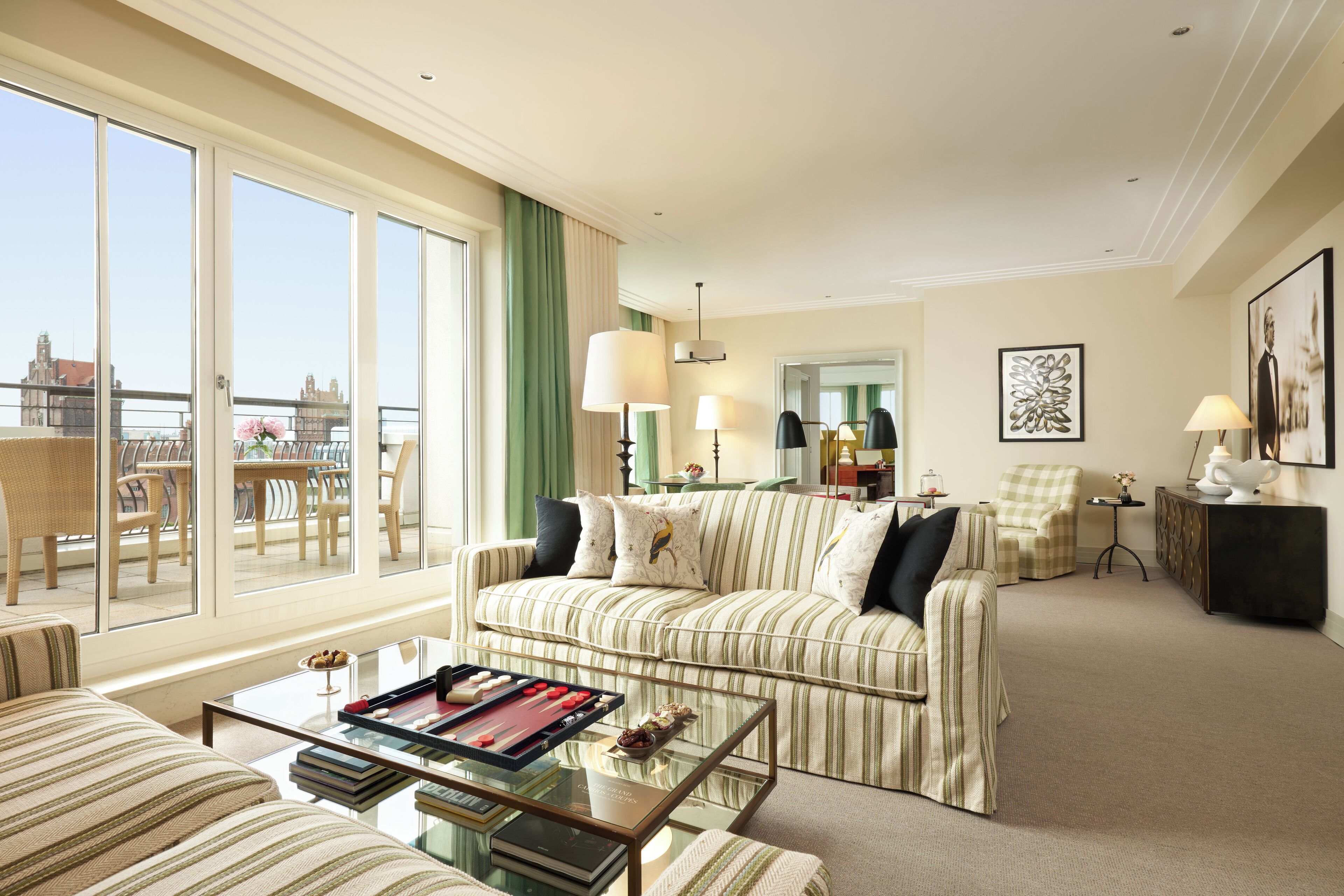 Suite (Forte) | Wohnbereich | 55-Zoll-Flachbildfernseher mit Satellitenempfang, Videospielkonsole