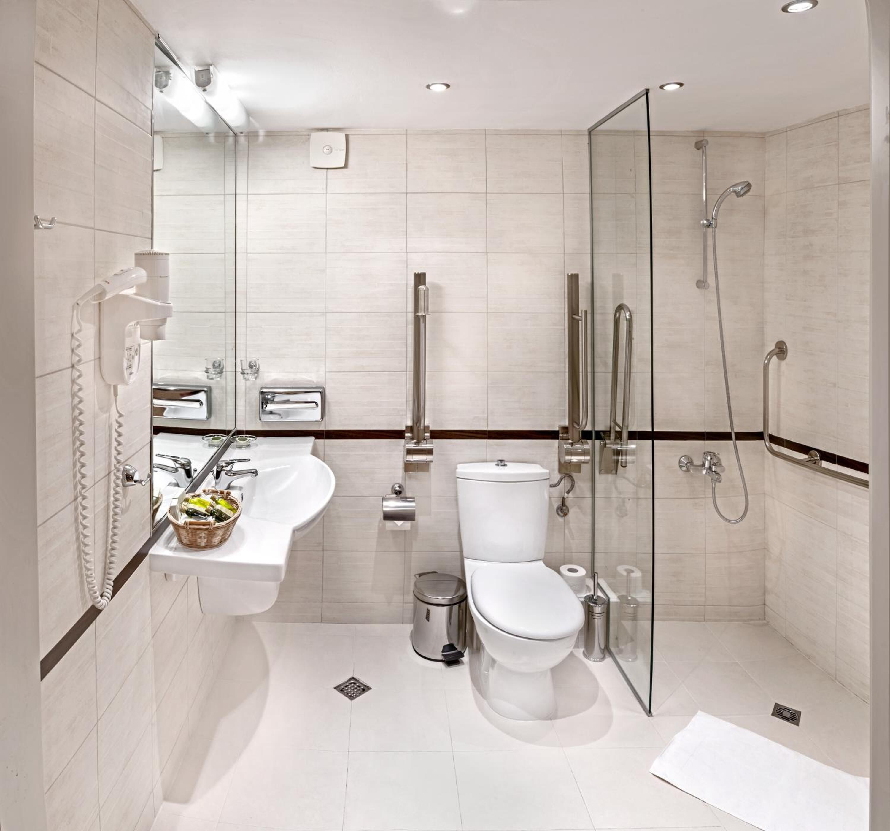 Bathtub, towels